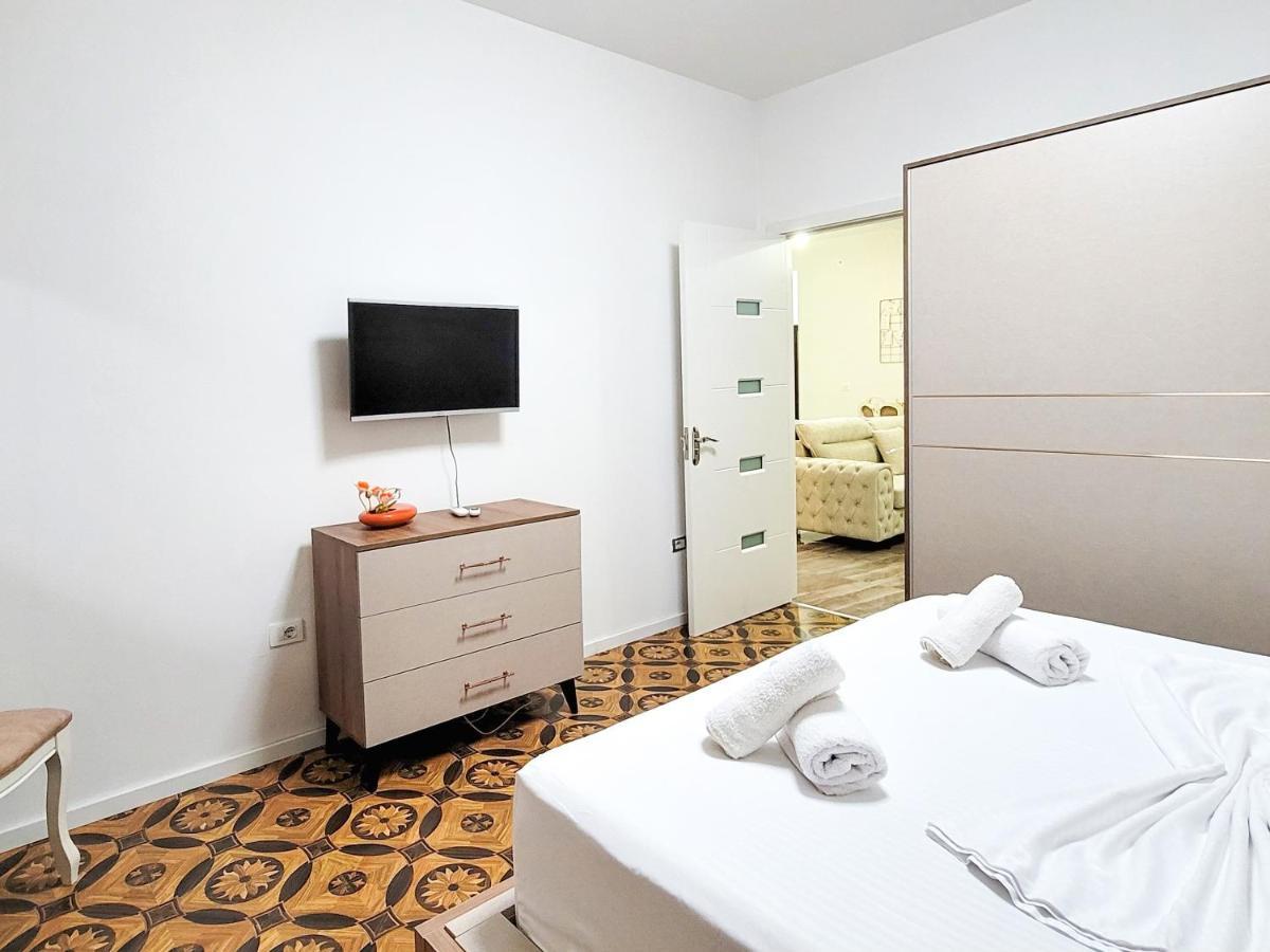 One-Bedroom Gem By The Square ติรานา ภายนอก รูปภาพ